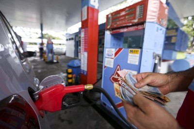 Governo autoriza novo aumento dos combustíveis e gasolina já passa dos R$ 5 em dois estados