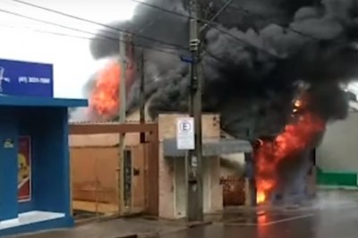 (Vídeo) Incêndio destrói loja recém-inaugurada no Centro de Araucária