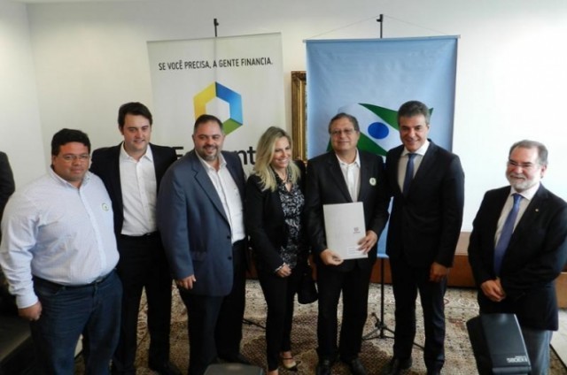 Foto: Prefeito Edison Kersten, Secretário municipal de Obras de Paranaguá Juliano Elias, Governador Beto Richa, Secretário estadual de Desenvolvimento Urbano Ratinho Júnior.