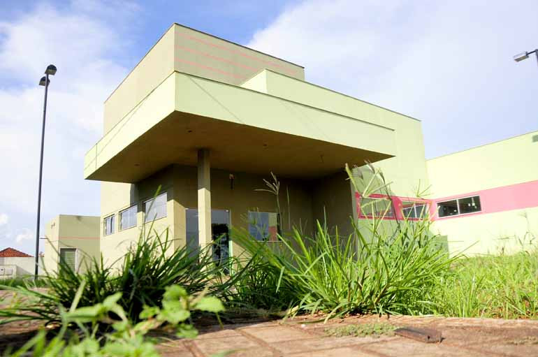 Em Centenário do Sul, moradores convivem há dois anos com o prédio da UPA fechado, à margem da PR-450