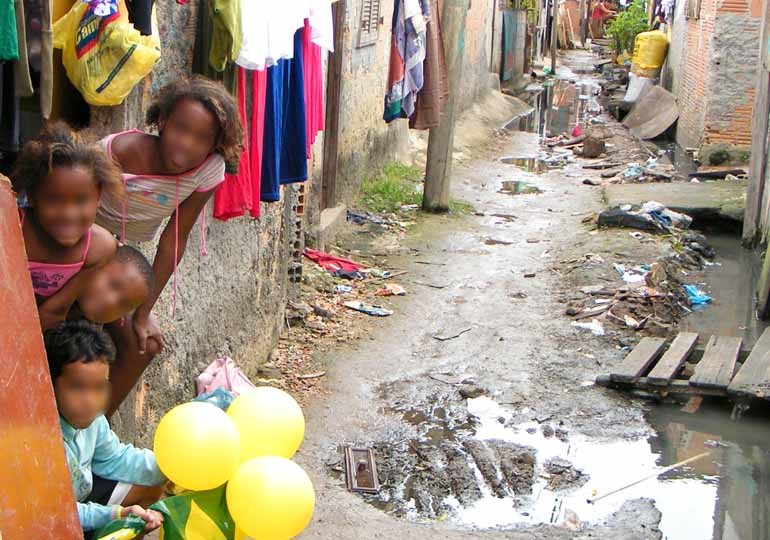 Cobertura de rede de esgoto no Brasil é inferior à de países como Chile, Argentina, China e Rússia