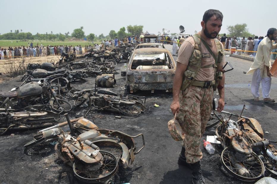 Cena do acidente, que ocorreu na estrada que liga Karachi a Lahore