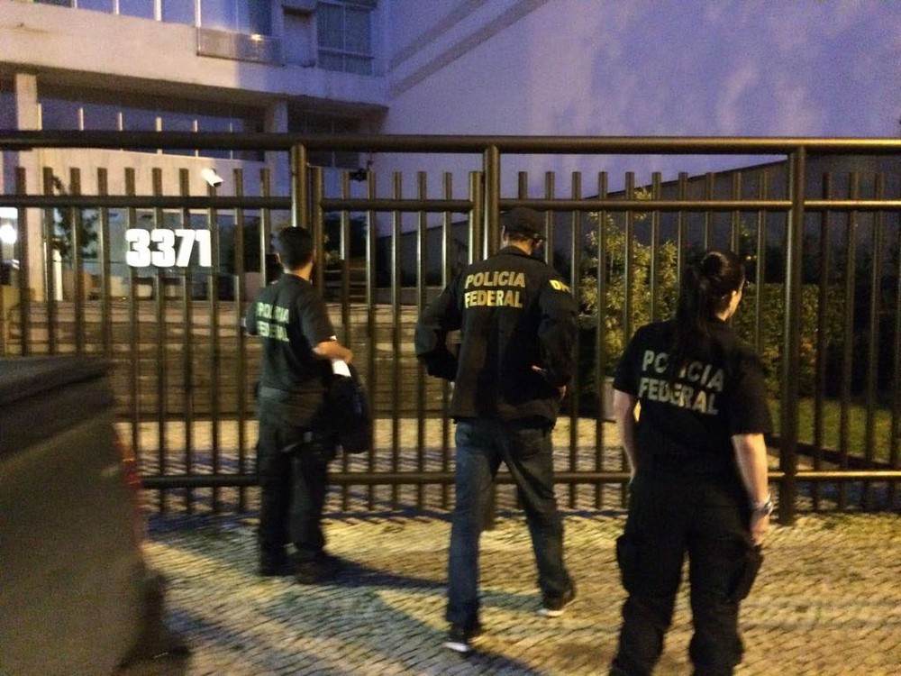 Polícia Federal cumpre mandados em prédio na Lagoa, Rio (Foto: Cristina Boeckel/G1)