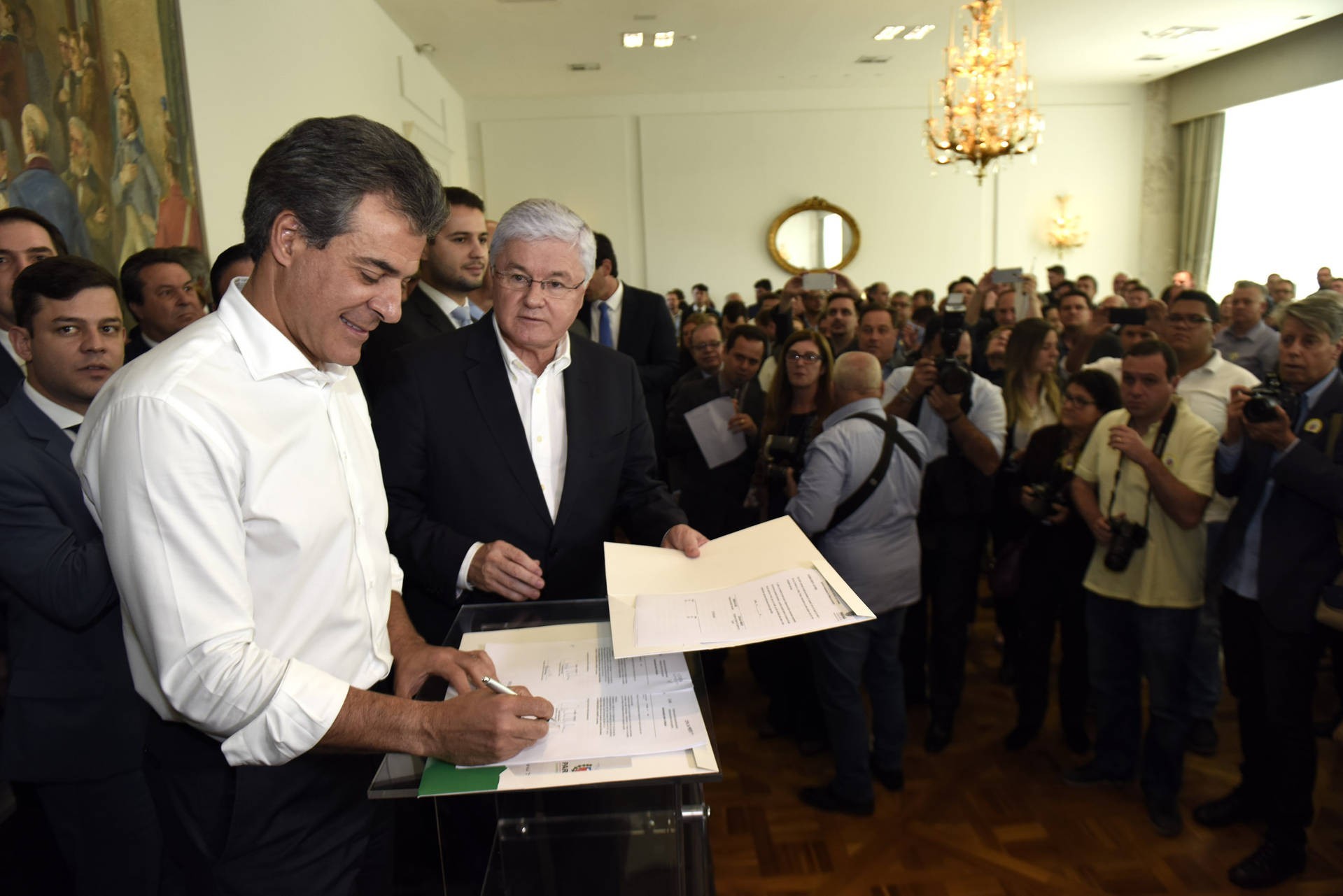 Os convênios foram assinados nesta terça-feira (03) pelo governador em reunião com prefeitos no Palácio Iguaçu.