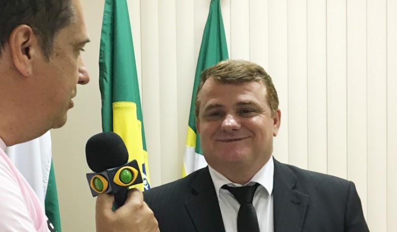 Presidente da Câmara Municipal de Paranaguá, Marquinhos Roque concedendo entrevista ao repórter Sandro Martins da Band