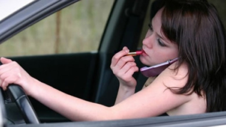 Uso do celular ao dirigir é a sexta infração mais cometida no Paraná