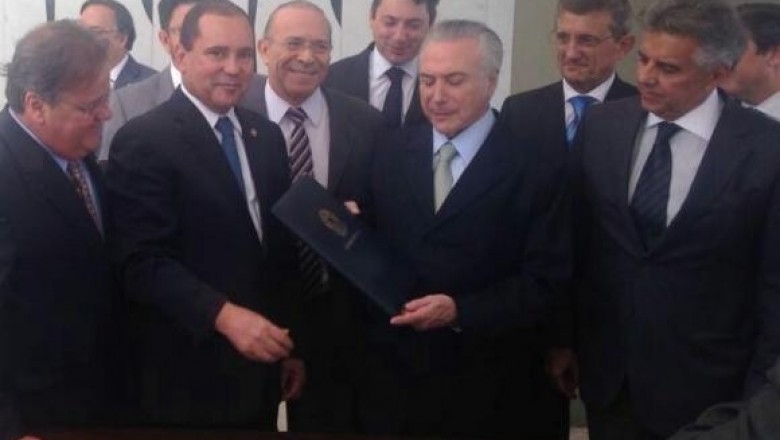 Michel Temer é notificado e assume Presidência