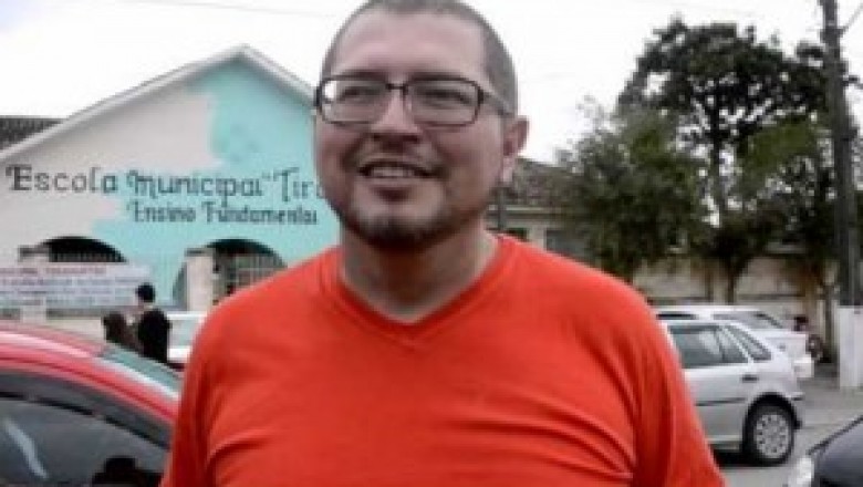 Candidato do PSOL Professor Hermes votou na escola Tiradentes na Alexandra