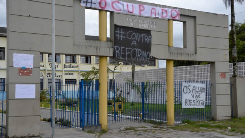 Contra reforma do ensino médio, dois colégios em Paranaguá são ocupados
