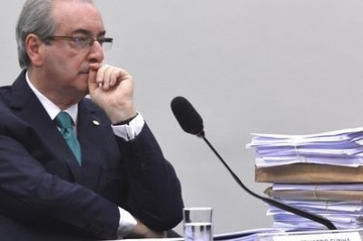 Cunha diz que gastos no exterior foram pagos com cartão de crédito da esposa