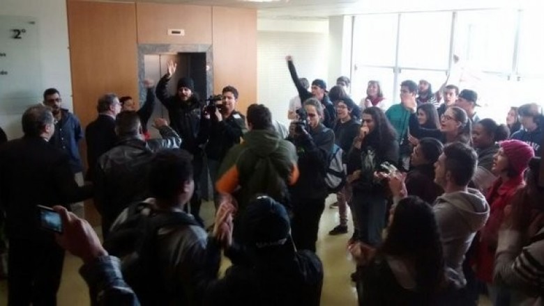 Ponta Grossa: Estudantes protestam em frente ao gabinete do Prefeito Rangel