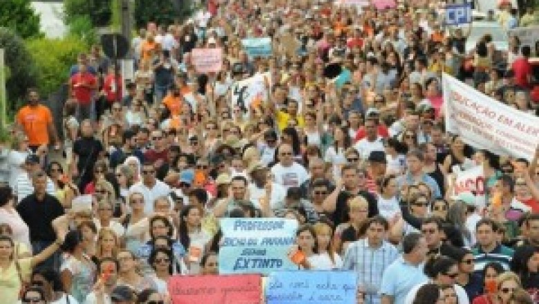 Com diferença de cinco votos, professores estaduais decidem continuar em greve no PR