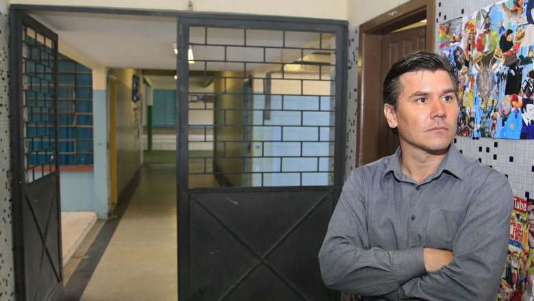 Fam&iacute;lias, professores e alunos se unem contra ocupa&ccedil;&atilde;o em escola