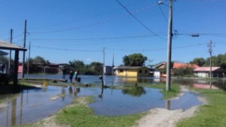 Fenômeno natural faz Rio Itiberê transbordar