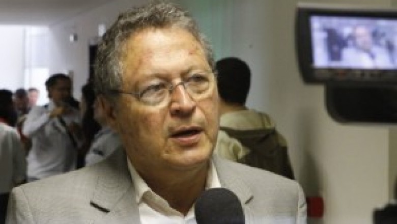 Kersten assina decreto que exonera mais de 120 cargos comissionados