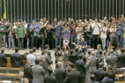 Manifestantes a favor da intervenção militar invadem plenário da Câmara