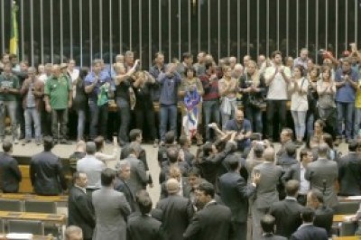 Manifestantes a favor da intervenção militar invadem plenário da Câmara