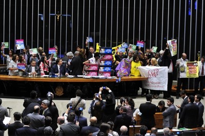 Planalto faz 359 votos e aprova ‘PEC dos gastos públicos’ na Câmara