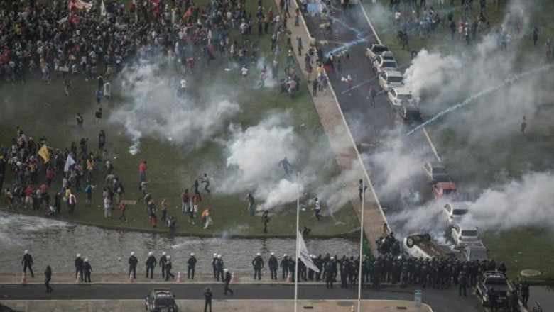 Mais de 20 mil manifestantes se reúnem em Brasília para dizer não à PEC 55