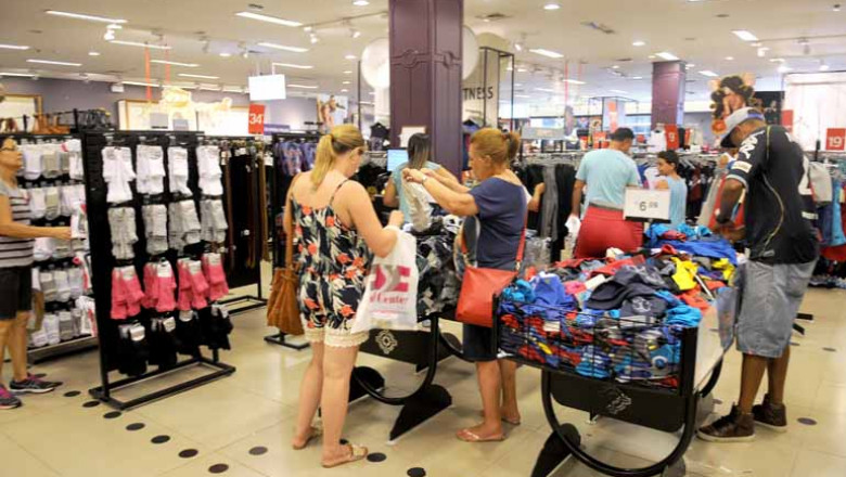 Vendas de Natal caem de 3% a 4%, dizem entidades