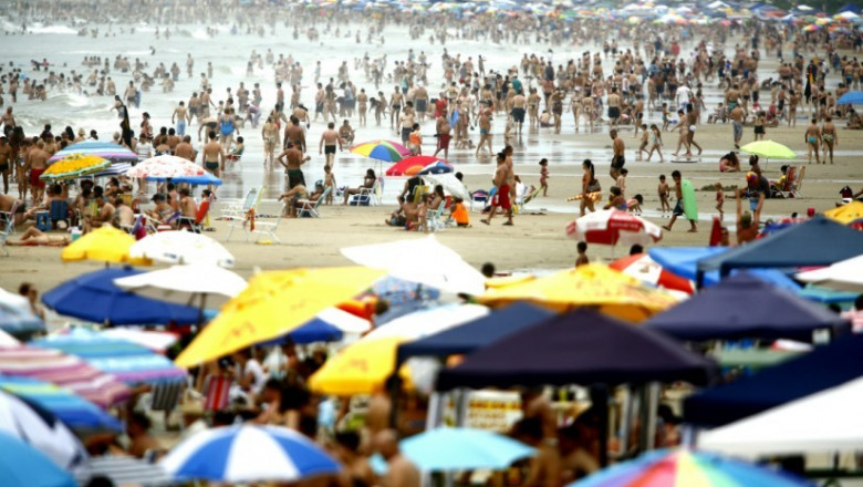 Litoral tem praias cheias e vagas quase esgotadas 