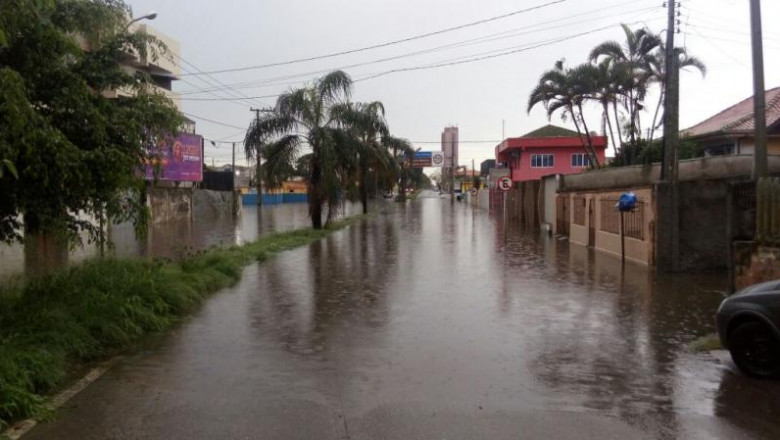 Chuva provoca alagamentos em vários bairros em Paranaguá