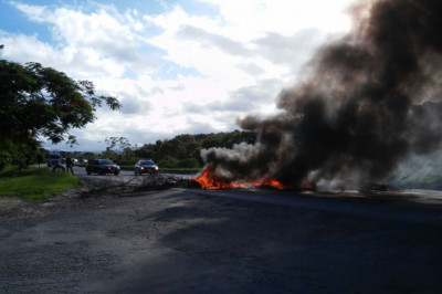 Moradores do Jardim Iguaçu fazem manifestação reivindicando auxílio para as vítimas das enchentes