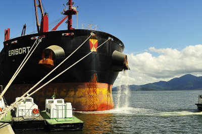 Porto de Paranaguá monitora a água de lastro de 80% dos navios