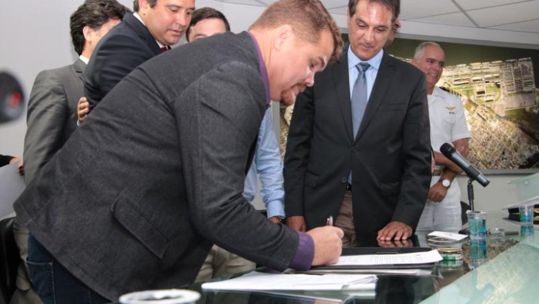 Ministro dos Transportes assina contrato de dragagem nos terminais paranaenses. Investimento será de R$ 394 milhões