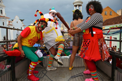 Hoje tem Feira da Lua com apresentação do Grupo Garibaldis e Sacis