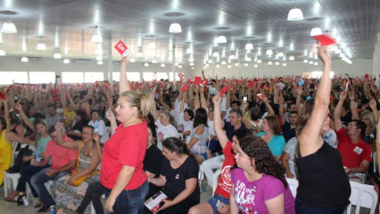 Professores Estaduais decidem entrar em greve a partir do dia 15 de março