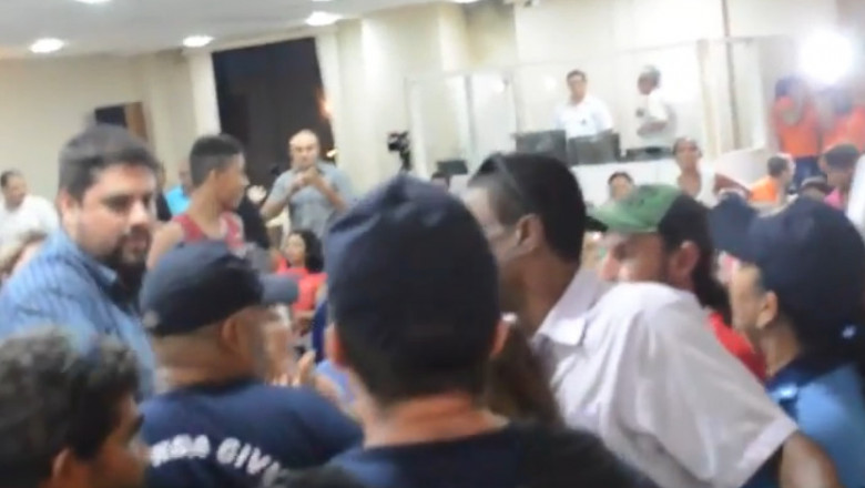 Vídeo: Sessão na Câmara de Paranaguá é suspensa após tumulto