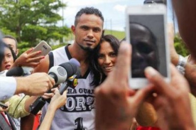 Ex-goleiro Bruno tira ‘selfies’ com fãs em frente ao Fórum de Belo Horizonte