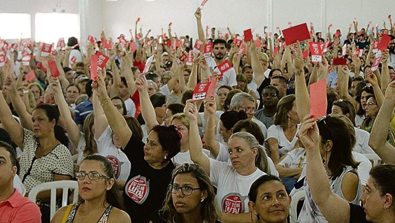 Professores engrossam ato nacional dia 15 de março. Veja quem mais pode parar