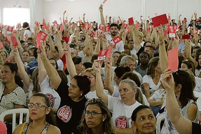 Professores engrossam ato nacional dia 15 de março. Veja quem mais pode parar