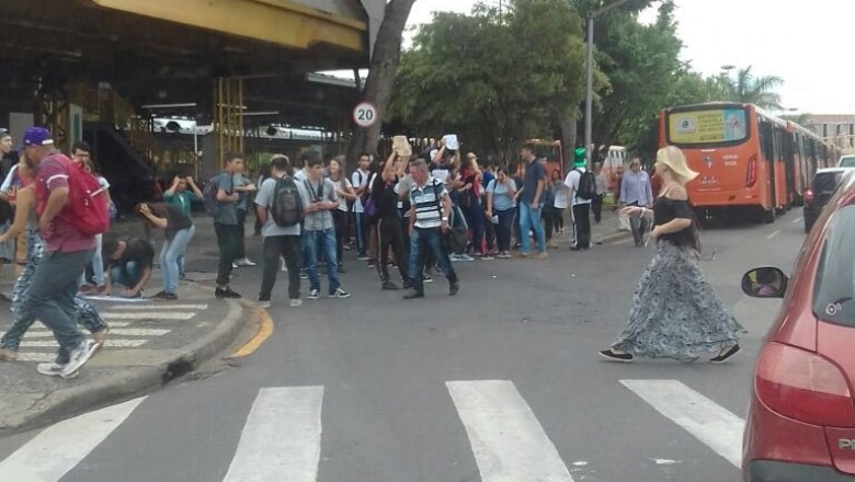 Estudantes de Ponta Grossa  protestam contra o aumento da passagem de ônibus 