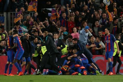 Uefa abre investigação e pode punir o Barcelona por invasão do gramado