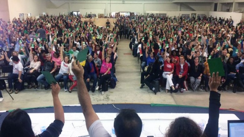 Professores estaduais decidem suspender greve. Aulas voltam segunda!