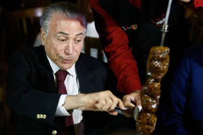 Temer cria força-tarefa e convida embaixadores para churrascaria