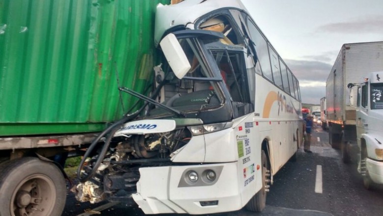 Ônibus acerta traseira de caminhão na BR-376 e 11 ficam feridos