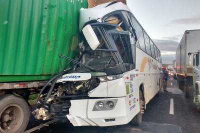 Ônibus acerta traseira de caminhão na BR-376 e 11 ficam feridos