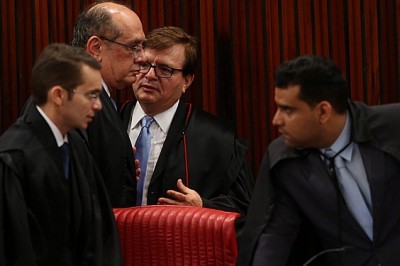 TSE dá mais prazo para defesas e adia julgamento de chapa Dilma-Temer