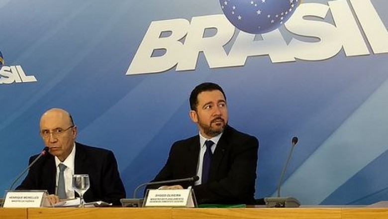 Governo propõe salário mínimo de R$ 979 para o próximo ano