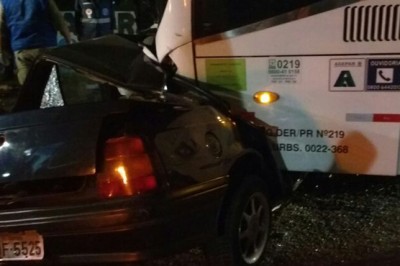 Motorista morre na hora após bater contra ônibus em cruzamento com semáforo em alerta