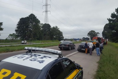 Dormindo ao volante, motorista bate em outro e cruza pista contrária no Contorno Sul