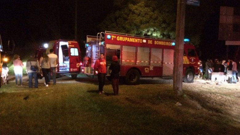 Jovens saem para testar carro novo de amigo e capotam Jetta em matagal na BR-277