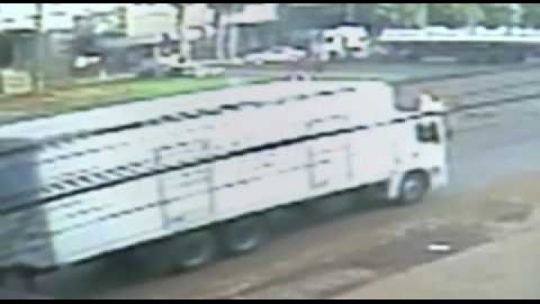 Câmera flagra exato momento em que moto pega fogo após colisão