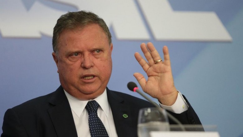 Ministro pede demissão, mas Temer não aceita, diz jornal