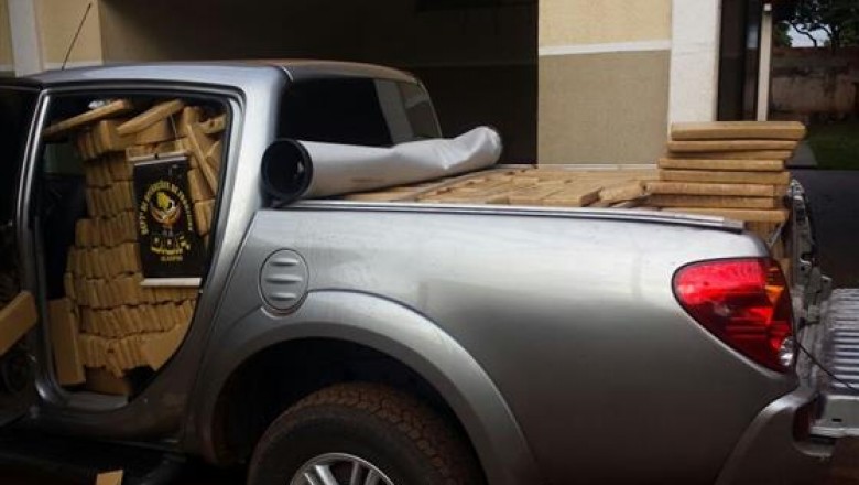 Denarc apreende caminhonete furtada com 1,5 tonelada de maconha