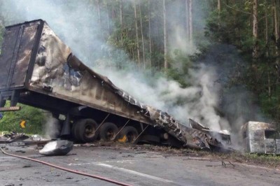 Grave acidente deixa um morto e interdita a PR-445